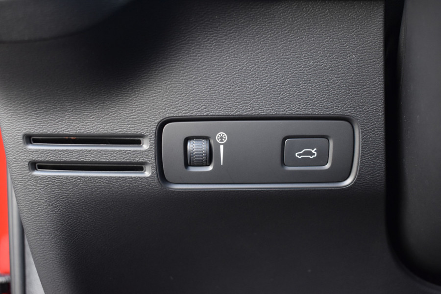 Volvo XC40 T3 156PK Momentum | H&K | Trekhaak | ACC | Leder | Stoelverwarming | Camera