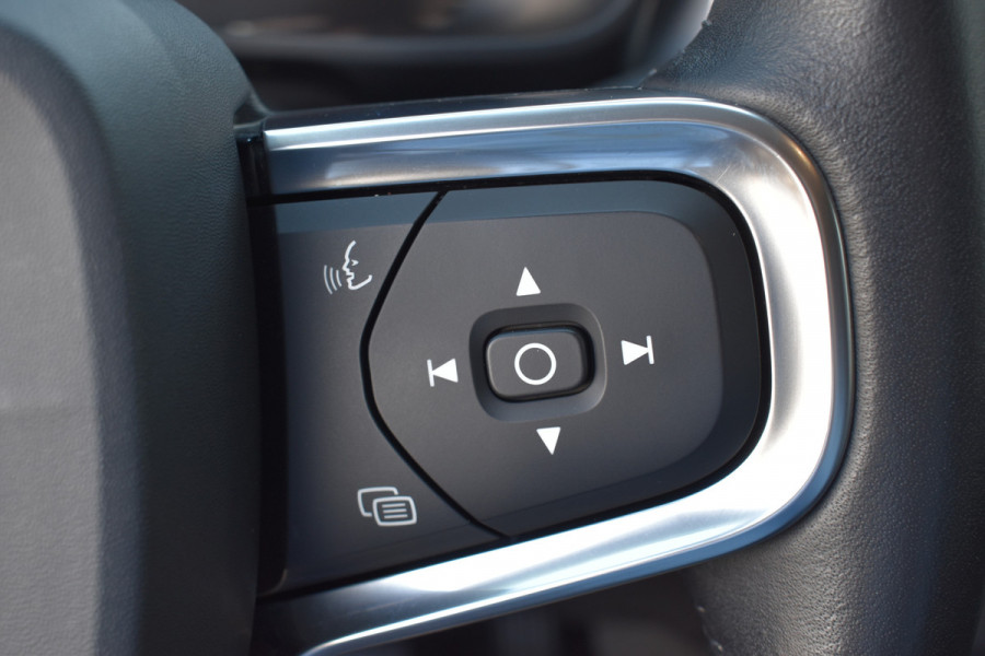 Volvo XC40 T3 156PK Momentum | H&K | Trekhaak | ACC | Leder | Stoelverwarming | Camera