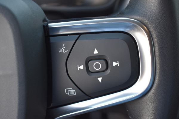 Volvo XC40 T3 156PK Momentum | H&K | Trekhaak | ACC | Leder | Stoelverwarming | Camera