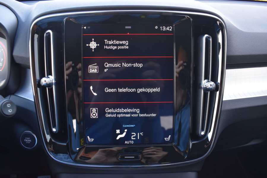 Volvo XC40 T3 156PK Momentum | H&K | Trekhaak | ACC | Leder | Stoelverwarming | Camera