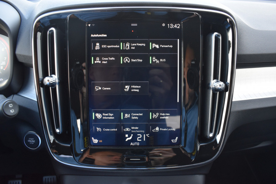 Volvo XC40 T3 156PK Momentum | H&K | Trekhaak | ACC | Leder | Stoelverwarming | Camera