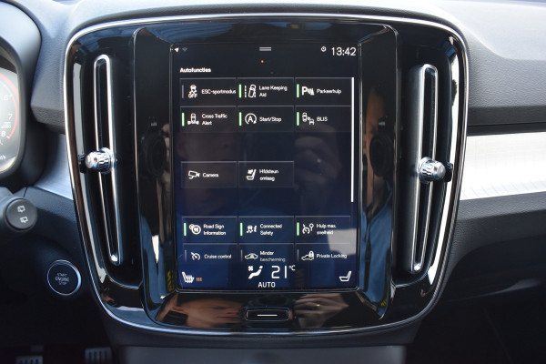 Volvo XC40 T3 156PK Momentum | H&K | Trekhaak | ACC | Leder | Stoelverwarming | Camera