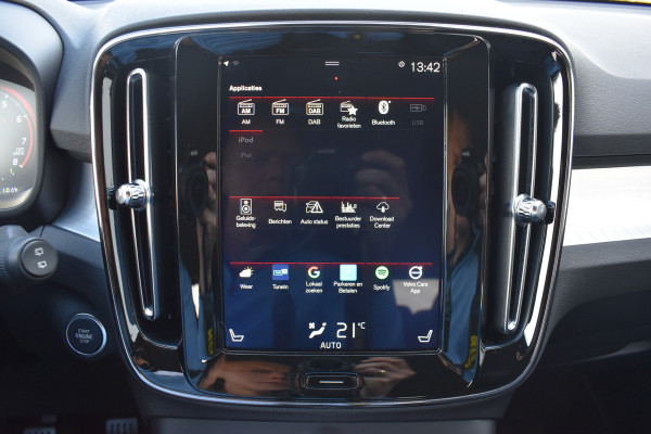 Volvo XC40 T3 156PK Momentum | H&K | Trekhaak | ACC | Leder | Stoelverwarming | Camera