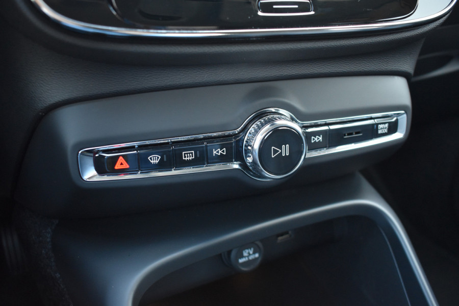 Volvo XC40 T3 156PK Momentum | H&K | Trekhaak | ACC | Leder | Stoelverwarming | Camera