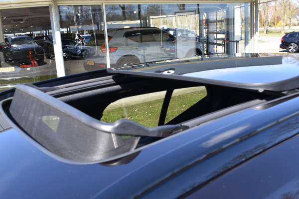 Volvo XC40 T5 262PK Twin Engine R-Design | Panodak | ACC | Camera | Stoelverwarming | 20"LMV