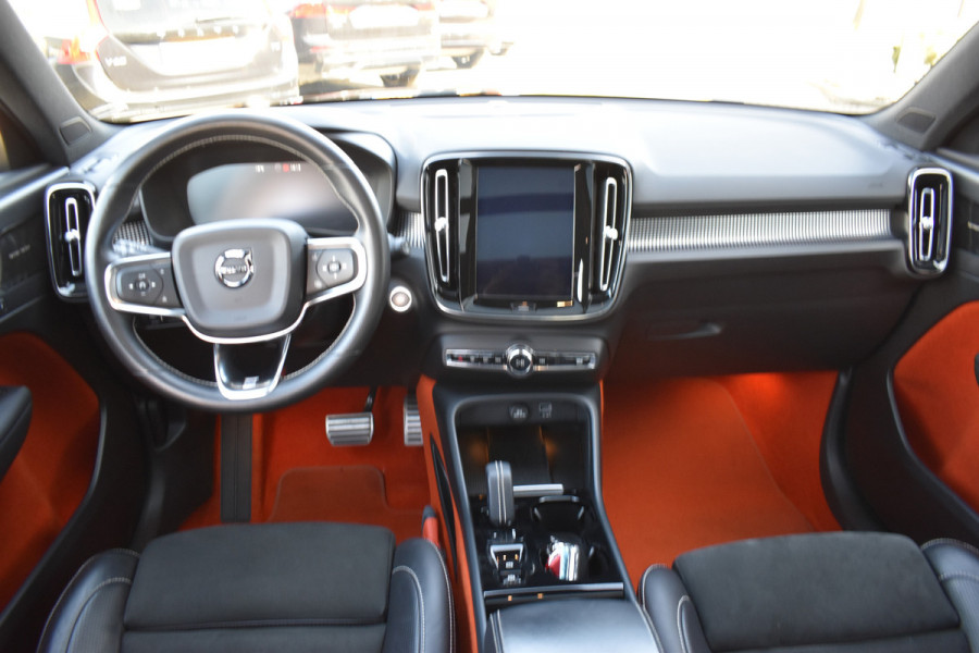 Volvo XC40 T5 262PK Twin Engine R-Design | Panodak | ACC | Camera | Stoelverwarming | 20"LMV