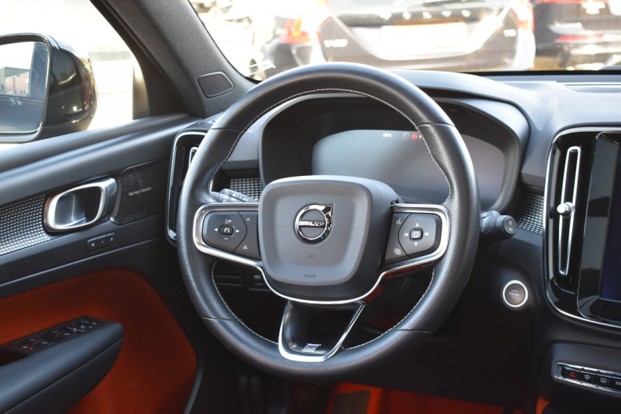 Volvo XC40 T5 262PK Twin Engine R-Design | Panodak | ACC | Camera | Stoelverwarming | 20"LMV