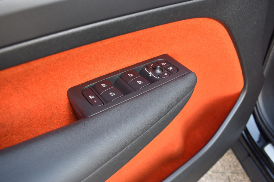 Volvo XC40 T5 262PK Twin Engine R-Design | Panodak | ACC | Camera | Stoelverwarming | 20"LMV