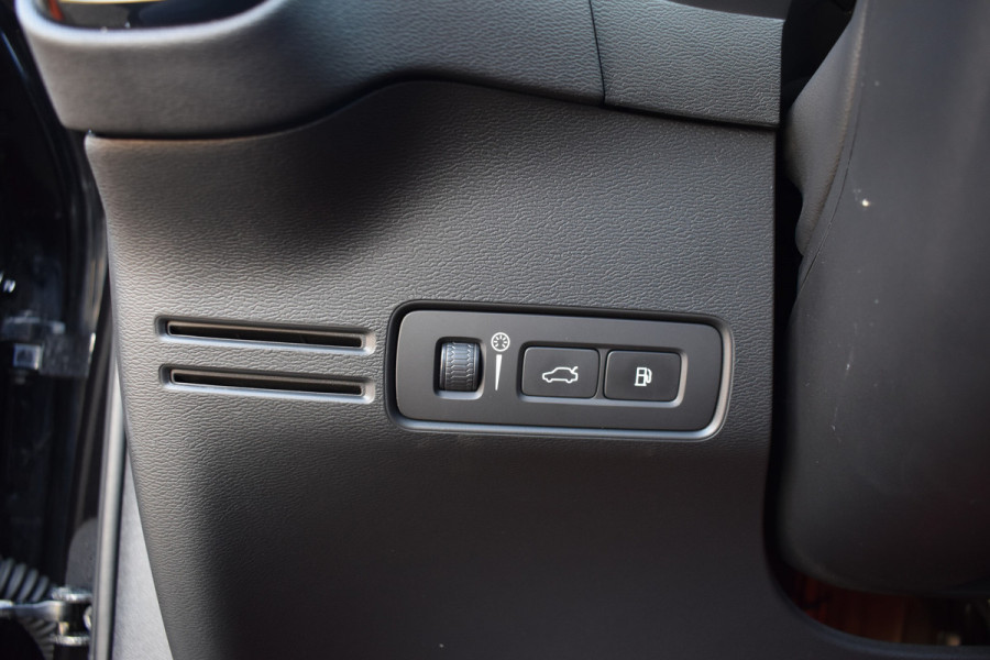 Volvo XC40 T5 262PK Twin Engine R-Design | Panodak | ACC | Camera | Stoelverwarming | 20"LMV