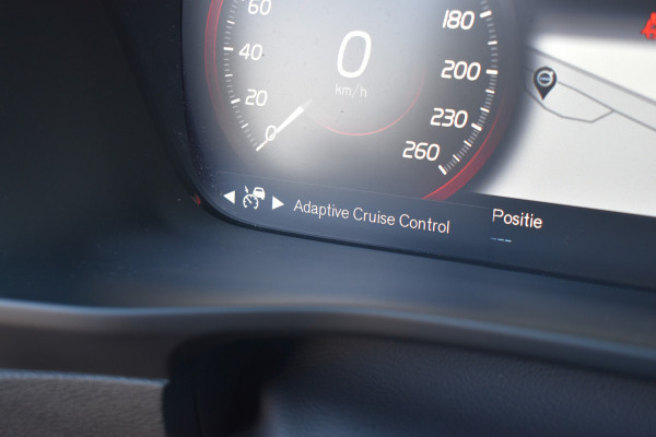 Volvo XC40 T5 262PK Twin Engine R-Design | Panodak | ACC | Camera | Stoelverwarming | 20"LMV