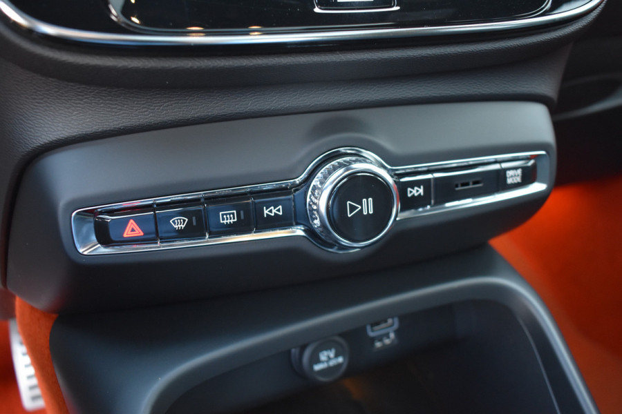 Volvo XC40 T5 262PK Twin Engine R-Design | Panodak | ACC | Camera | Stoelverwarming | 20"LMV