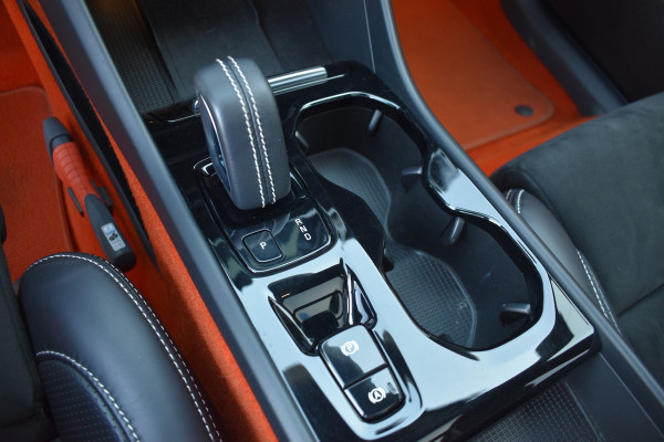 Volvo XC40 T5 262PK Twin Engine R-Design | Panodak | ACC | Camera | Stoelverwarming | 20"LMV