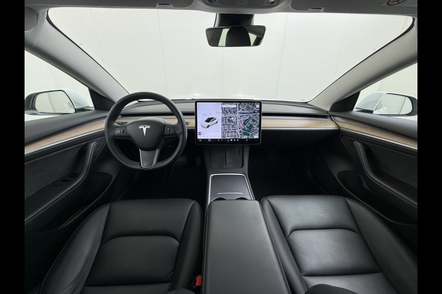 Tesla Model 3 Long Range AWD 75kWh FACELIFT Trekhaak Warmtepomp FSD-3 Hardware Stuur+Stoelverwarming AutoPilot Leder Panoramadak Adaptive-Crui SOH 90% Lmv Navi LED DAB Voorverwarmen interieur Keyless One-Pedal-Drive 4WD Origineel Nederlandse Auto Fabrieksgarantie op Accu en Motor tot 27-09-2029/192.00km