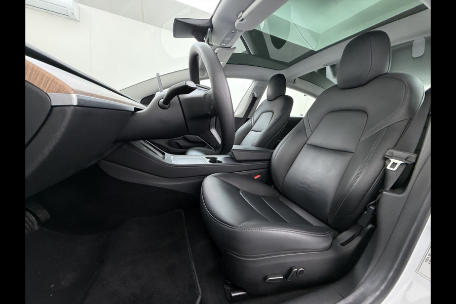 Tesla Model 3 Long Range AWD 75kWh FACELIFT Trekhaak Warmtepomp FSD-3 Hardware Stuur+Stoelverwarming AutoPilot Leder Panoramadak Adaptive-Crui SOH 90% Lmv Navi LED DAB Voorverwarmen interieur Keyless One-Pedal-Drive 4WD Origineel Nederlandse Auto Fabrieksgarantie op Accu en Motor tot 27-09-2029/192.00km
