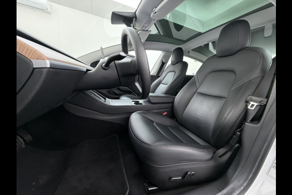 Tesla Model 3 Long Range AWD 75kWh FACELIFT Trekhaak Warmtepomp FSD-3 Hardware Stuur+Stoelverwarming AutoPilot Leder Panoramadak Adaptive-Crui SOH 90% Lmv Navi LED DAB Voorverwarmen interieur Keyless One-Pedal-Drive 4WD Origineel Nederlandse Auto Fabrieksgarantie op Accu en Motor tot 27-09-2029/192.00km