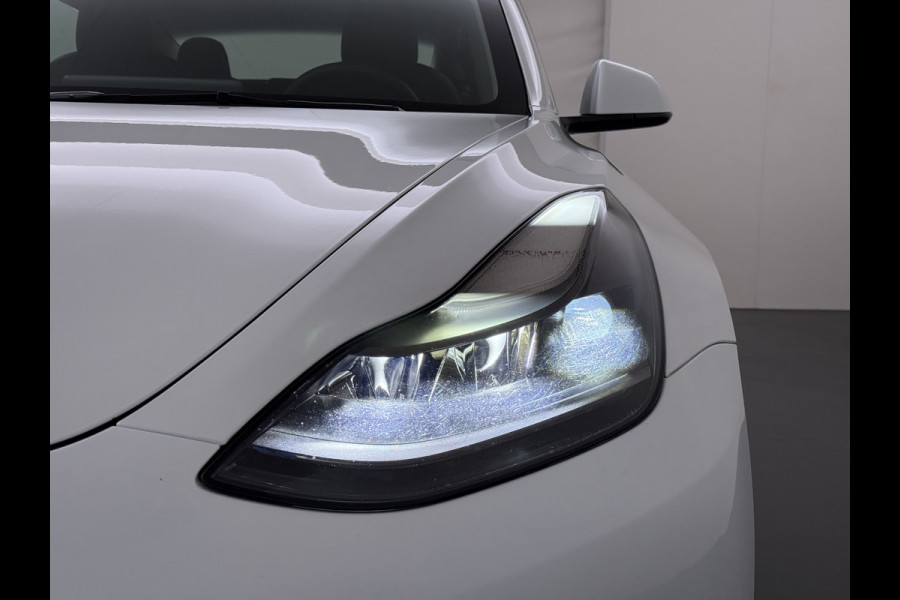 Tesla Model 3 Long Range AWD 75kWh FACELIFT Trekhaak Warmtepomp FSD-3 Hardware Stuur+Stoelverwarming AutoPilot Leder Panoramadak Adaptive-Crui SOH 90% Lmv Navi LED DAB Voorverwarmen interieur Keyless One-Pedal-Drive 4WD Origineel Nederlandse Auto Fabrieksgarantie op Accu en Motor tot 27-09-2029/192.00km