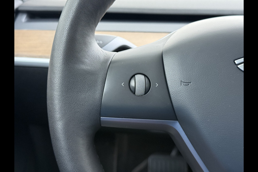 Tesla Model 3 Long Range AWD 75kWh FACELIFT Trekhaak Warmtepomp FSD-3 Hardware Stuur+Stoelverwarming AutoPilot Leder Panoramadak Adaptive-Crui SOH 90% Lmv Navi LED DAB Voorverwarmen interieur Keyless One-Pedal-Drive 4WD Origineel Nederlandse Auto Fabrieksgarantie op Accu en Motor tot 27-09-2029/192.00km