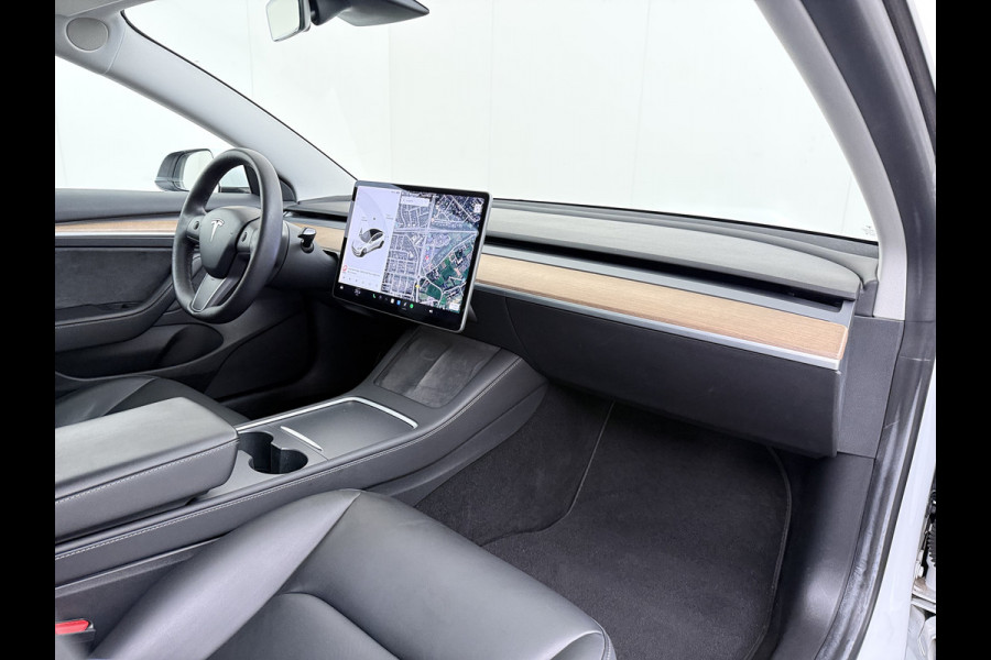 Tesla Model 3 Long Range AWD 75kWh FACELIFT Trekhaak Warmtepomp FSD-3 Hardware Stuur+Stoelverwarming AutoPilot Leder Panoramadak Adaptive-Crui SOH 90% Lmv Navi LED DAB Voorverwarmen interieur Keyless One-Pedal-Drive 4WD Origineel Nederlandse Auto Fabrieksgarantie op Accu en Motor tot 27-09-2029/192.00km