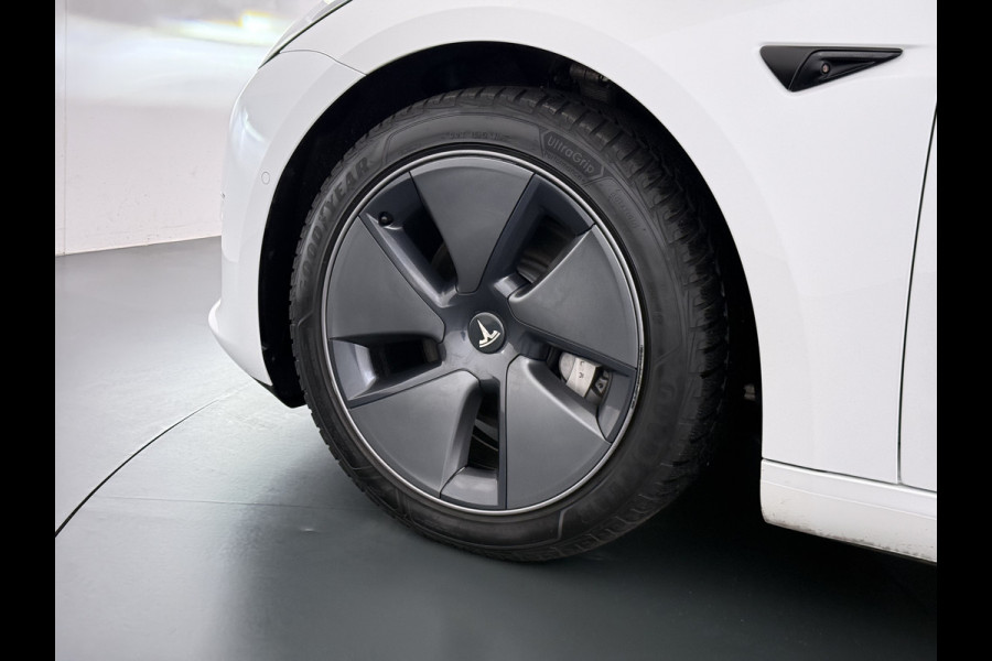 Tesla Model 3 Long Range AWD 75kWh FACELIFT Trekhaak Warmtepomp FSD-3 Hardware Stuur+Stoelverwarming AutoPilot Leder Panoramadak Adaptive-Crui SOH 90% Lmv Navi LED DAB Voorverwarmen interieur Keyless One-Pedal-Drive 4WD Origineel Nederlandse Auto Fabrieksgarantie op Accu en Motor tot 27-09-2029/192.00km