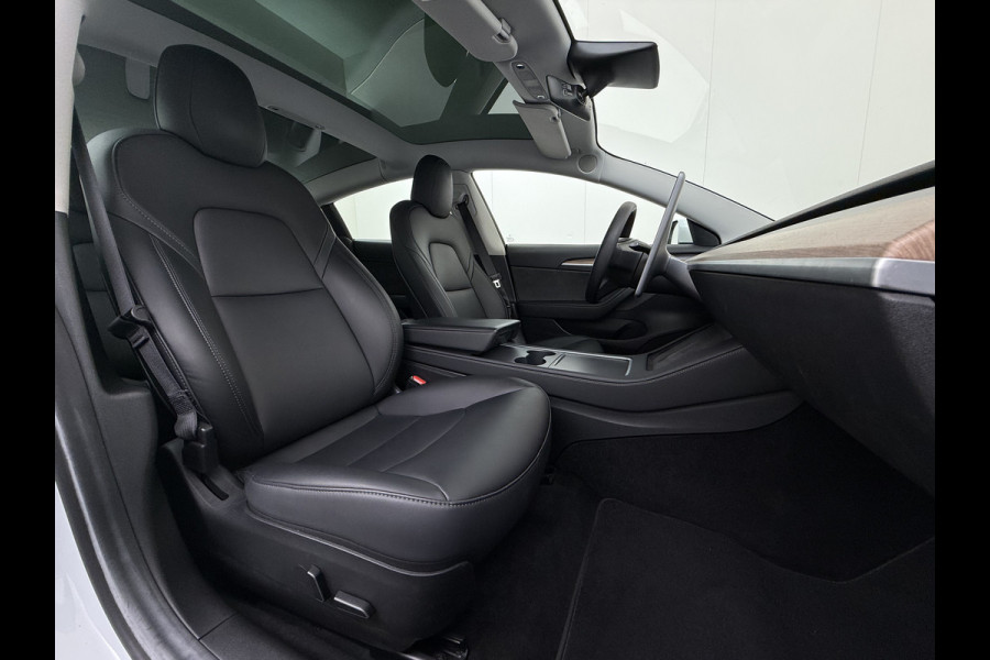 Tesla Model 3 Long Range AWD 75kWh FACELIFT Trekhaak Warmtepomp FSD-3 Hardware Stuur+Stoelverwarming AutoPilot Leder Panoramadak Adaptive-Crui SOH 90% Lmv Navi LED DAB Voorverwarmen interieur Keyless One-Pedal-Drive 4WD Origineel Nederlandse Auto Fabrieksgarantie op Accu en Motor tot 27-09-2029/192.00km