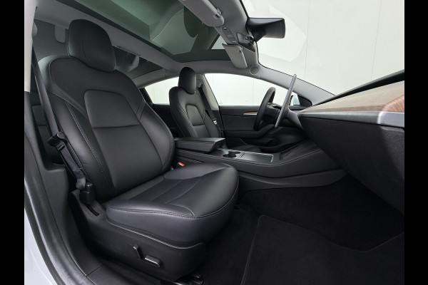 Tesla Model 3 Long Range AWD 75kWh FACELIFT Trekhaak Warmtepomp FSD-3 Hardware Stuur+Stoelverwarming AutoPilot Leder Panoramadak Adaptive-Crui SOH 90% Lmv Navi LED DAB Voorverwarmen interieur Keyless One-Pedal-Drive 4WD Origineel Nederlandse Auto Fabrieksgarantie op Accu en Motor tot 27-09-2029/192.00km