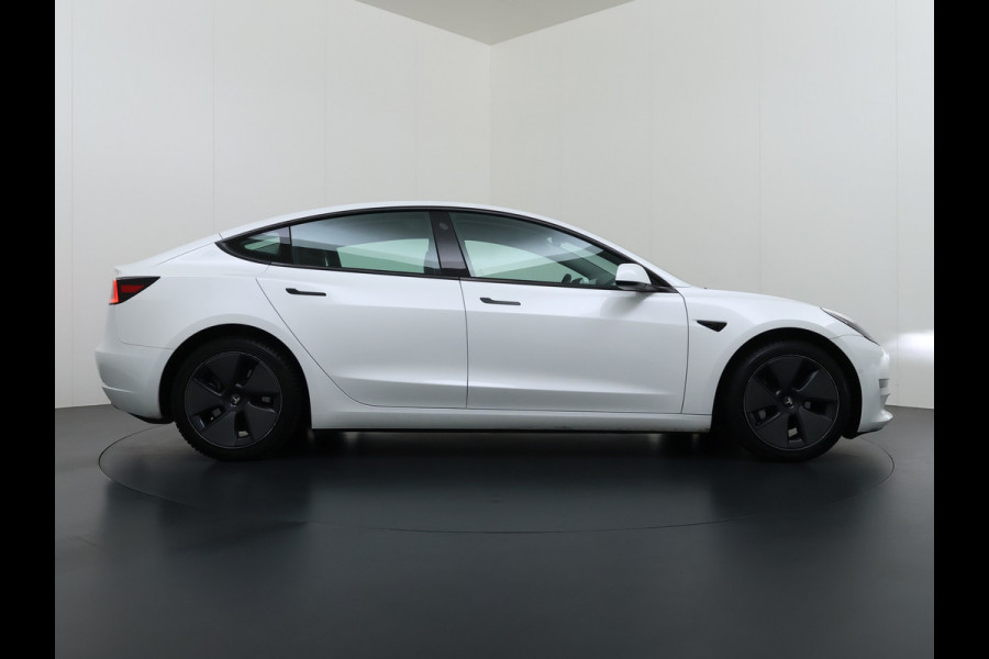 Tesla Model 3 Long Range AWD 75kWh FACELIFT Trekhaak Warmtepomp FSD-3 Hardware Stuur+Stoelverwarming AutoPilot Leder Panoramadak Adaptive-Crui SOH 90% Lmv Navi LED DAB Voorverwarmen interieur Keyless One-Pedal-Drive 4WD Origineel Nederlandse Auto Fabrieksgarantie op Accu en Motor tot 27-09-2029/192.00km