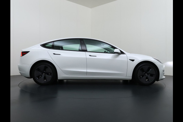 Tesla Model 3 Long Range AWD 75kWh FACELIFT Trekhaak Warmtepomp FSD-3 Hardware Stuur+Stoelverwarming AutoPilot Leder Panoramadak Adaptive-Crui SOH 90% Lmv Navi LED DAB Voorverwarmen interieur Keyless One-Pedal-Drive 4WD Origineel Nederlandse Auto Fabrieksgarantie op Accu en Motor tot 27-09-2029/192.00km