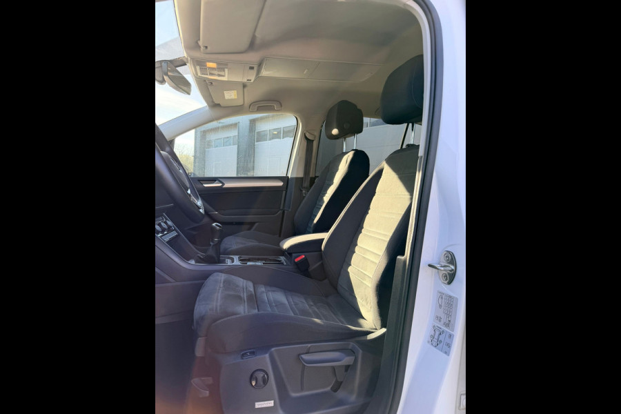 Volkswagen Touran 1.2 TSI Highline Edition R Line 7p - Navi - Trekhaak - LED