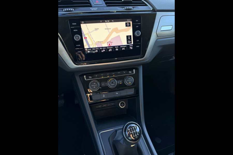 Volkswagen Touran 1.2 TSI Highline Edition R Line 7p - Navi - Trekhaak - LED