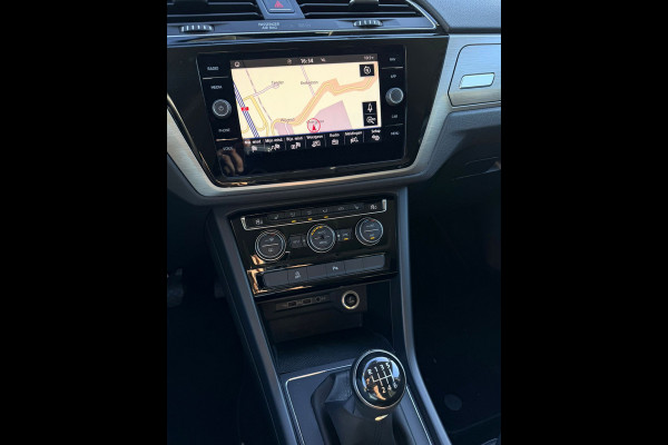 Volkswagen Touran 1.2 TSI Highline Edition R Line 7p - Navi - Trekhaak - LED