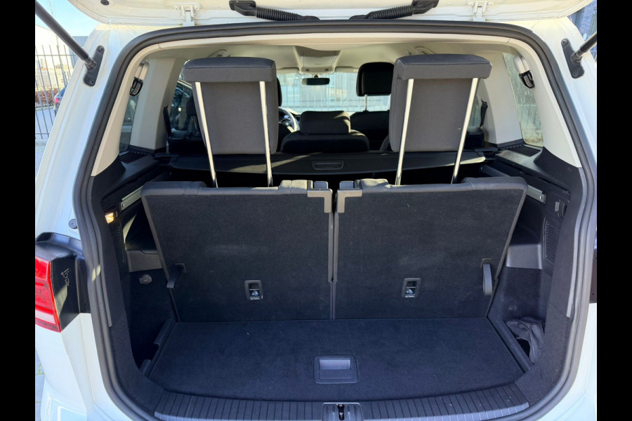 Volkswagen Touran 1.2 TSI Highline Edition R Line 7p - Navi - Trekhaak - LED