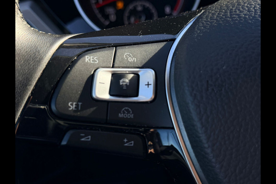 Volkswagen Touran 1.2 TSI Highline Edition R Line 7p - Navi - Trekhaak - LED