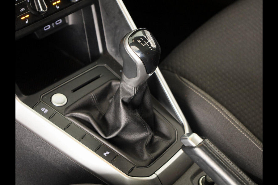 Volkswagen Polo 1.0 TSI Life 95 pk | Navigatie via App | Panoramadak | 17" LM velgen | Parkeersensoren | Adaptieve cruise control | LED koplampen | Stoelverwarming |