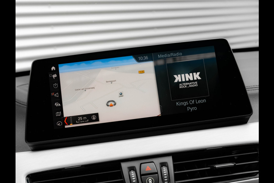 BMW X1 sDrive20i M-Sport - Pano - Trekhaak - Memoryzetel - Camera - Harman Kardon