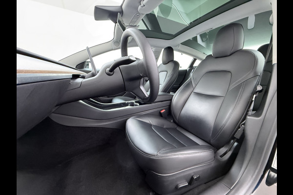 Tesla Model 3 Standard RWD Plus 60 kWh Trekhaak LFP ACCU dus 100% laden AutoPilot Leer Pano-Dak Adaptive-Cruise Camera's Elektr.-Stuur+Stoelen Navi LED DAB Voorverwarmen Keyless One-Pedal-Drive Lmv 18" 1e Eigenaar Origineel Nederlandse Auto Accu-Aandrijving-garantie t/m dec 2028/160.000km 1.000kg trekvermogen