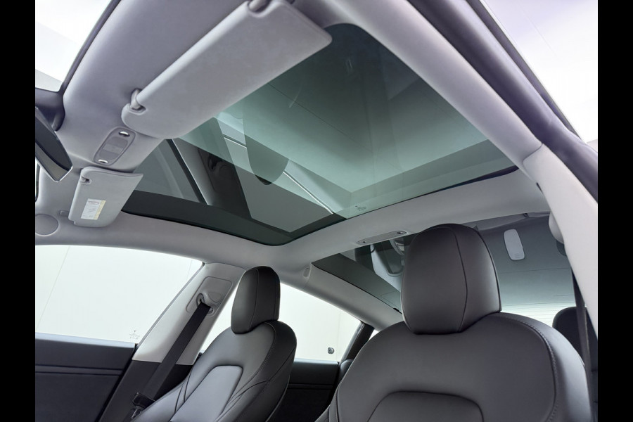 Tesla Model 3 Standard RWD Plus 60 kWh Trekhaak LFP ACCU dus 100% laden AutoPilot Leer Pano-Dak Adaptive-Cruise Camera's Elektr.-Stuur+Stoelen Navi LED DAB Voorverwarmen Keyless One-Pedal-Drive Lmv 18" 1e Eigenaar Origineel Nederlandse Auto Accu-Aandrijving-garantie t/m dec 2028/160.000km 1.000kg trekvermogen