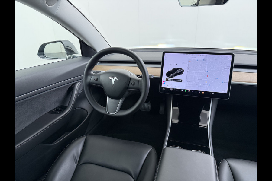Tesla Model 3 Standard RWD Plus 60 kWh Trekhaak LFP ACCU dus 100% laden AutoPilot Leer Pano-Dak Adaptive-Cruise Camera's Elektr.-Stuur+Stoelen Navi LED DAB Voorverwarmen Keyless One-Pedal-Drive Lmv 18" 1e Eigenaar Origineel Nederlandse Auto Accu-Aandrijving-garantie t/m dec 2028/160.000km 1.000kg trekvermogen
