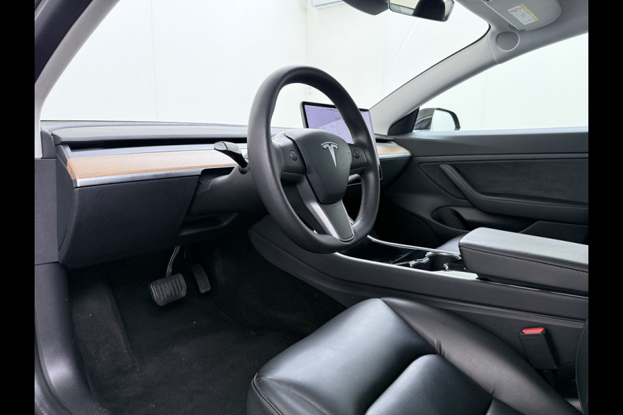 Tesla Model 3 Standard RWD Plus 60 kWh Trekhaak LFP ACCU dus 100% laden AutoPilot Leer Pano-Dak Adaptive-Cruise Camera's Elektr.-Stuur+Stoelen Navi LED DAB Voorverwarmen Keyless One-Pedal-Drive Lmv 18" 1e Eigenaar Origineel Nederlandse Auto Accu-Aandrijving-garantie t/m dec 2028/160.000km 1.000kg trekvermogen
