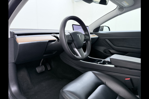 Tesla Model 3 Standard RWD Plus 60 kWh Trekhaak LFP ACCU dus 100% laden AutoPilot Leer Pano-Dak Adaptive-Cruise Camera's Elektr.-Stuur+Stoelen Navi LED DAB Voorverwarmen Keyless One-Pedal-Drive Lmv 18" 1e Eigenaar Origineel Nederlandse Auto Accu-Aandrijving-garantie t/m dec 2028/160.000km 1.000kg trekvermogen