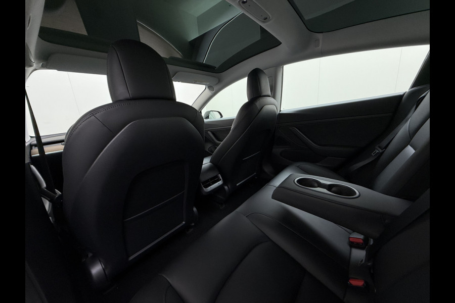 Tesla Model 3 Standard RWD Plus 60 kWh Trekhaak LFP ACCU dus 100% laden AutoPilot Leer Pano-Dak Adaptive-Cruise Camera's Elektr.-Stuur+Stoelen Navi LED DAB Voorverwarmen Keyless One-Pedal-Drive Lmv 18" 1e Eigenaar Origineel Nederlandse Auto Accu-Aandrijving-garantie t/m dec 2028/160.000km 1.000kg trekvermogen