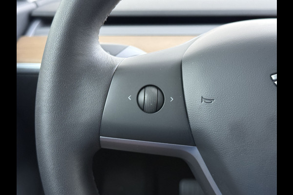 Tesla Model 3 Standard RWD Plus 60 kWh Trekhaak LFP ACCU dus 100% laden AutoPilot Leer Pano-Dak Adaptive-Cruise Camera's Elektr.-Stuur+Stoelen Navi LED DAB Voorverwarmen Keyless One-Pedal-Drive Lmv 18" 1e Eigenaar Origineel Nederlandse Auto Accu-Aandrijving-garantie t/m dec 2028/160.000km 1.000kg trekvermogen