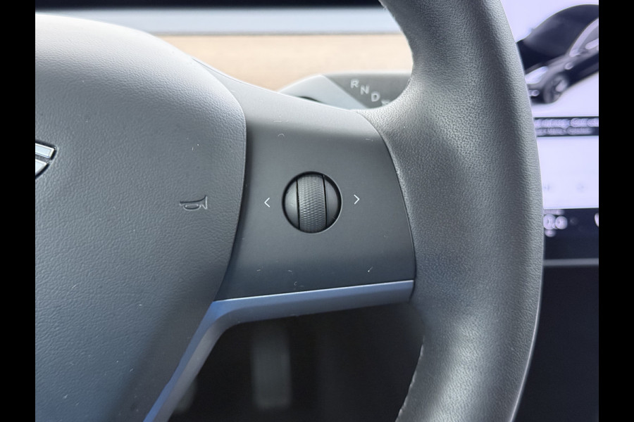Tesla Model 3 Standard RWD Plus 60 kWh Trekhaak LFP ACCU dus 100% laden AutoPilot Leer Pano-Dak Adaptive-Cruise Camera's Elektr.-Stuur+Stoelen Navi LED DAB Voorverwarmen Keyless One-Pedal-Drive Lmv 18" 1e Eigenaar Origineel Nederlandse Auto Accu-Aandrijving-garantie t/m dec 2028/160.000km 1.000kg trekvermogen