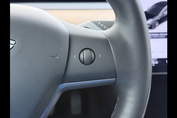 Tesla Model 3 Standard RWD Plus 60 kWh Trekhaak LFP ACCU dus 100% laden AutoPilot Leer Pano-Dak Adaptive-Cruise Camera's Elektr.-Stuur+Stoelen Navi LED DAB Voorverwarmen Keyless One-Pedal-Drive Lmv 18" 1e Eigenaar Origineel Nederlandse Auto Accu-Aandrijving-garantie t/m dec 2028/160.000km 1.000kg trekvermogen