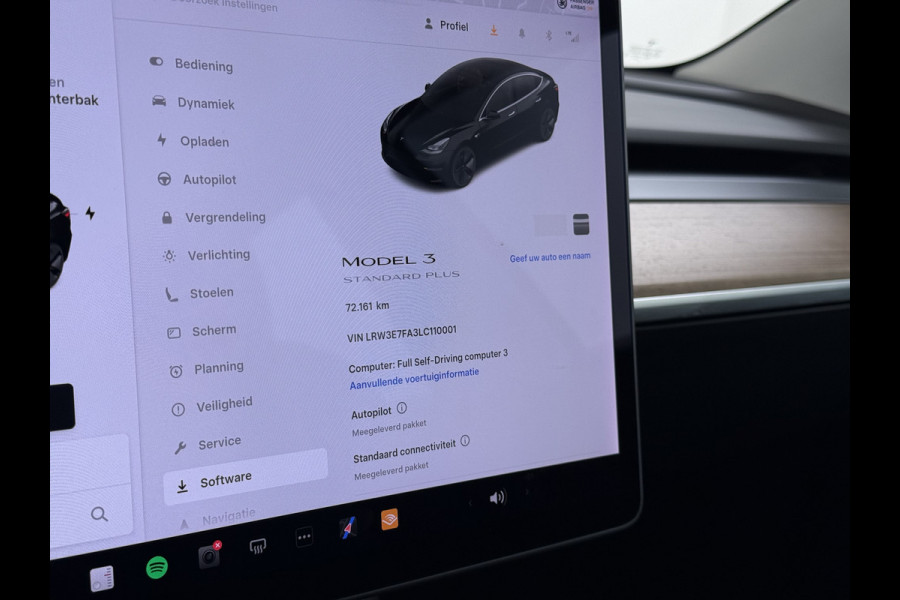 Tesla Model 3 Standard RWD Plus 60 kWh Trekhaak LFP ACCU dus 100% laden AutoPilot Leer Pano-Dak Adaptive-Cruise Camera's Elektr.-Stuur+Stoelen Navi LED DAB Voorverwarmen Keyless One-Pedal-Drive Lmv 18" 1e Eigenaar Origineel Nederlandse Auto Accu-Aandrijving-garantie t/m dec 2028/160.000km 1.000kg trekvermogen