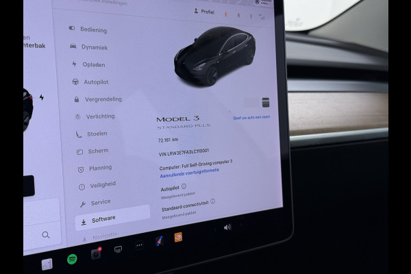 Tesla Model 3 Standard RWD Plus 60 kWh Trekhaak LFP ACCU dus 100% laden AutoPilot Leer Pano-Dak Adaptive-Cruise Camera's Elektr.-Stuur+Stoelen Navi LED DAB Voorverwarmen Keyless One-Pedal-Drive Lmv 18" 1e Eigenaar Origineel Nederlandse Auto Accu-Aandrijving-garantie t/m dec 2028/160.000km 1.000kg trekvermogen