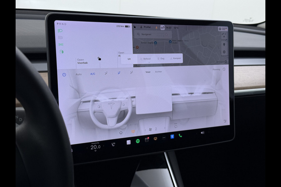 Tesla Model 3 Standard RWD Plus 60 kWh Trekhaak LFP ACCU dus 100% laden AutoPilot Leer Pano-Dak Adaptive-Cruise Camera's Elektr.-Stuur+Stoelen Navi LED DAB Voorverwarmen Keyless One-Pedal-Drive Lmv 18" 1e Eigenaar Origineel Nederlandse Auto Accu-Aandrijving-garantie t/m dec 2028/160.000km 1.000kg trekvermogen