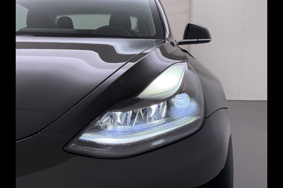 Tesla Model 3 Standard RWD Plus 60 kWh Trekhaak LFP ACCU dus 100% laden AutoPilot Leer Pano-Dak Adaptive-Cruise Camera's Elektr.-Stuur+Stoelen Navi LED DAB Voorverwarmen Keyless One-Pedal-Drive Lmv 18" 1e Eigenaar Origineel Nederlandse Auto Accu-Aandrijving-garantie t/m dec 2028/160.000km 1.000kg trekvermogen