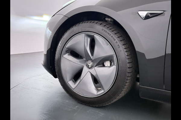 Tesla Model 3 Standard RWD Plus 60 kWh Trekhaak LFP ACCU dus 100% laden AutoPilot Leer Pano-Dak Adaptive-Cruise Camera's Elektr.-Stuur+Stoelen Navi LED DAB Voorverwarmen Keyless One-Pedal-Drive Lmv 18" 1e Eigenaar Origineel Nederlandse Auto Accu-Aandrijving-garantie t/m dec 2028/160.000km 1.000kg trekvermogen