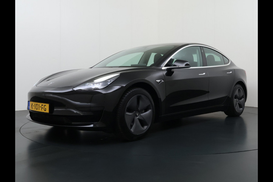 Tesla Model 3 Standard RWD Plus 60 kWh Trekhaak LFP ACCU dus 100% laden AutoPilot Leer Pano-Dak Adaptive-Cruise Camera's Elektr.-Stuur+Stoelen Navi LED DAB Voorverwarmen Keyless One-Pedal-Drive Lmv 18" 1e Eigenaar Origineel Nederlandse Auto Accu-Aandrijving-garantie t/m dec 2028/160.000km 1.000kg trekvermogen