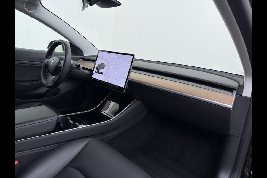 Tesla Model 3 Standard RWD Plus 60 kWh Trekhaak LFP ACCU dus 100% laden AutoPilot Leer Pano-Dak Adaptive-Cruise Camera's Elektr.-Stuur+Stoelen Navi LED DAB Voorverwarmen Keyless One-Pedal-Drive Lmv 18" 1e Eigenaar Origineel Nederlandse Auto Accu-Aandrijving-garantie t/m dec 2028/160.000km 1.000kg trekvermogen